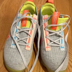 Wmns Air VaporMax Flyknit Neon Sneaker